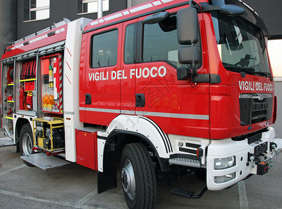 意大利消防车配备灭火设备的图片