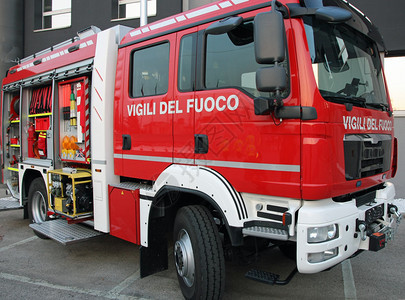 意大利消防车配备灭火设备的背景图片