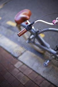 在街上骑自行车图片