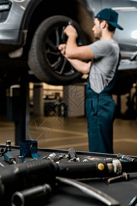 在汽车修理车间统一修车轮时有选择地强图片