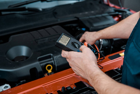 在机械车间检查汽车电池压的多米伏度计中图片