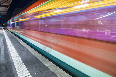 红色火车与速度在火车站图片