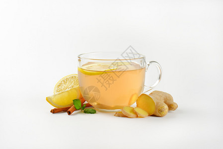 一杯姜茶加柠檬新鲜姜根和图片