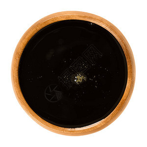 苹果汁浓缩在木碗里深褐色的果汁糖浆由压榨苹果制成图片