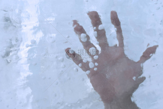 人的手在一块冰或下特写图片