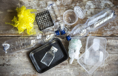 废弃的塑料容器袋子和瓶子在图片