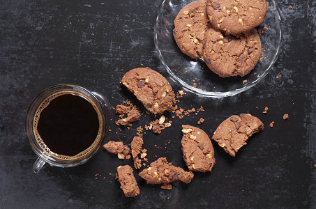 杯咖啡和巧克力曲奇饼干图片