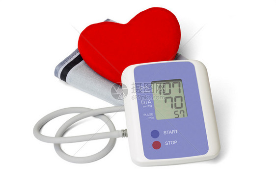 白色背景上带有爱心符号的数字血压计图片