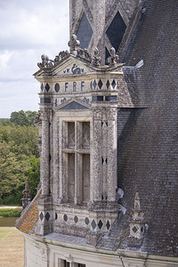 香波城堡屋顶上的窗户图片