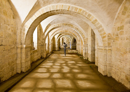雕塑在英国温彻斯特大教堂的地下室图片