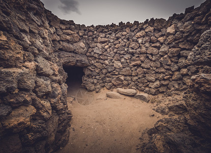 西班牙加那利群岛Fuerteventura一个古老土著村庄考古遗址的旧住宅入口图片