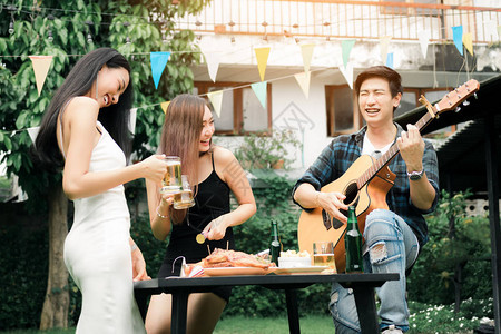 女人喜欢喝酒派对和男人弹吉他在家庭图片