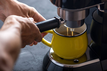 浓缩咖啡的制备黑咖啡从机器倒进杯子里在家图片