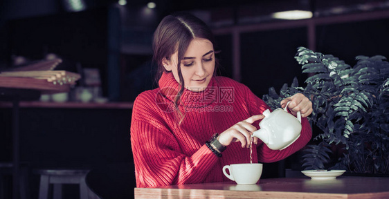 一个穿着红编毛衣的漂亮女孩图片