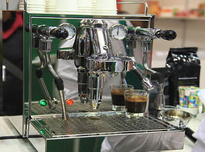 厨房里的专业浓缩咖啡机和咖啡研磨机背景图片