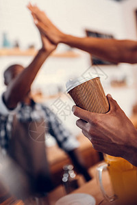 非洲美咖啡厅向咖啡店有一次咖啡杯的客户背景图片