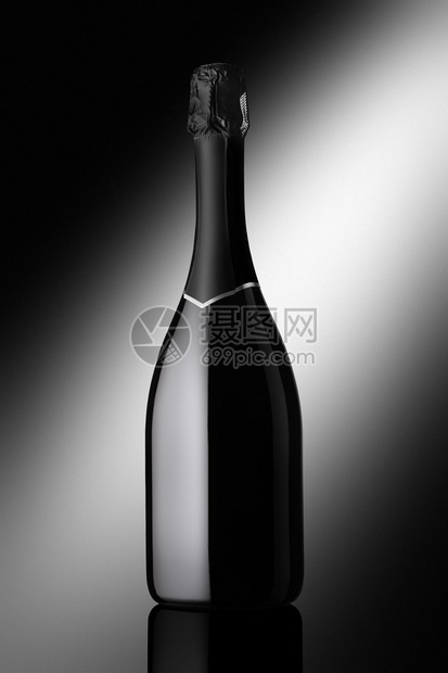 黑色背景中的一瓶起泡酒图片