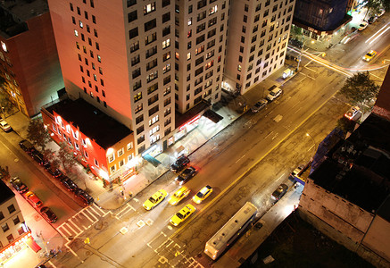 俯视纽约曼哈顿一条街道的夜景高清图片