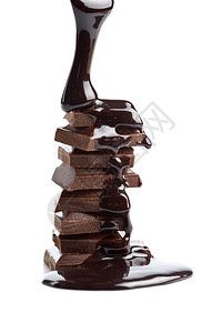 巧克力糖浆被倒在巧克力块图片