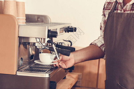 调酒师用咖啡机准备咖啡的镜头图片