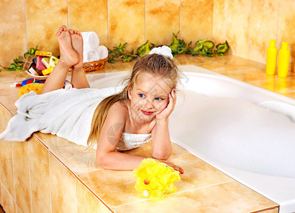 小女孩在泡浴中放松高清图片