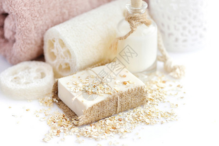 白色背景中带燕麦和牛奶的手工皂图片