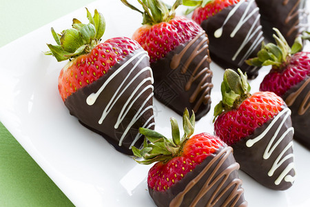 甜点吧的巧克力蘸草莓背景图片