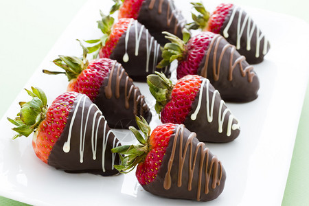 甜点吧的巧克力蘸草莓图片