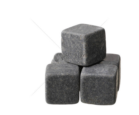 灰色威士忌石头堆在金字塔上图片