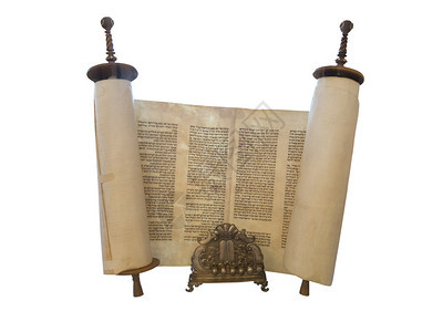 犹太律法书卷轴和烛台蜡烛支持白色隔离图片