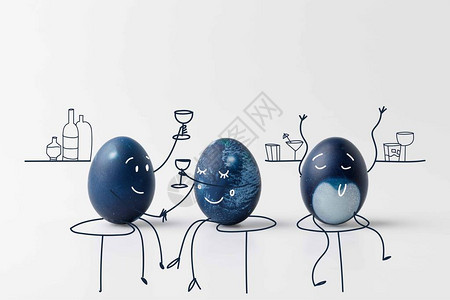 三个涂着蓝色的东边鸡蛋在白面酒吧饮酒时图片