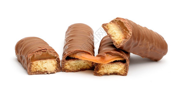 巧克力棒加焦糖和饼干放在白色背景上图片