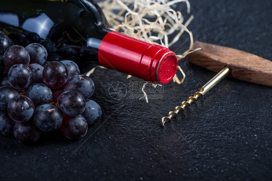 红酒瓶加葡萄和软木炉图片