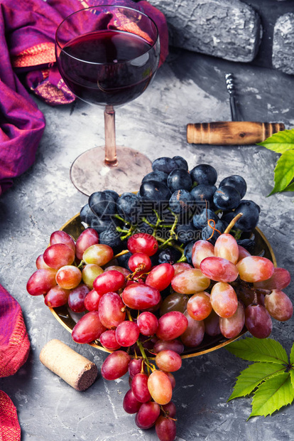 用秋季葡萄品种的红酒玻璃图片
