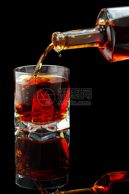 威士忌酒杯和酒瓶在黑色图片