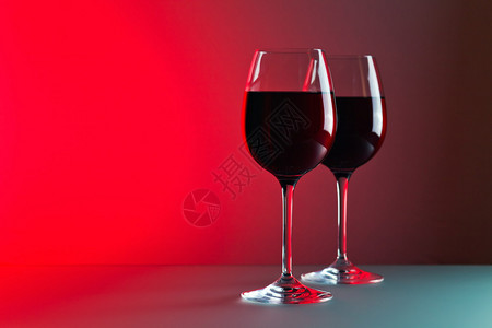 红葡萄酒的眼镜和红图片