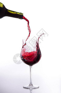 红葡萄酒倒入玻璃杯子图片