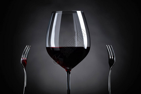 杯红酒和两把叉子图片