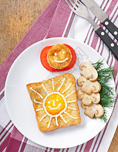 用蘑菇和西红柿装饰的快乐鸡蛋三明治图片