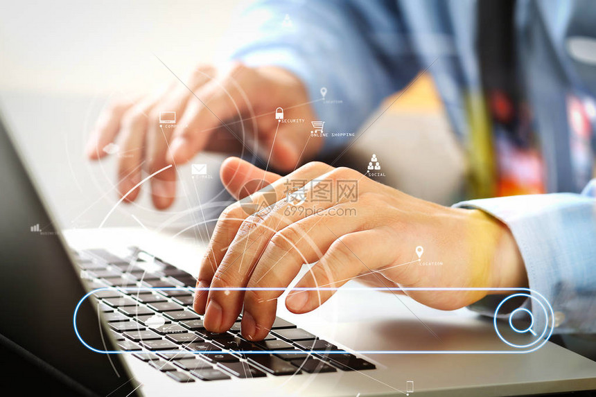 搜索浏览互联网数据信息网络概念与空白搜索栏商人在现代办公室的木桌上用笔记本电脑打字键盘与图片