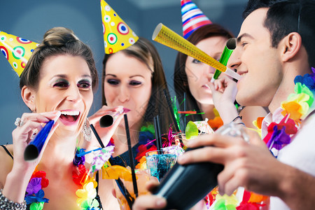 参加酒吧派对庆祝嘉年华会的人喝着饮料玩乐的团体以图片