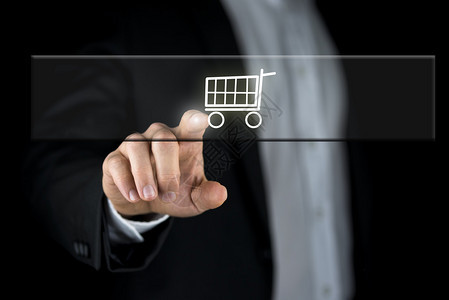 在虚拟屏幕上的导航栏上的购物车或与商人在网上购物和电子商务概念中用手指从后面背景图片