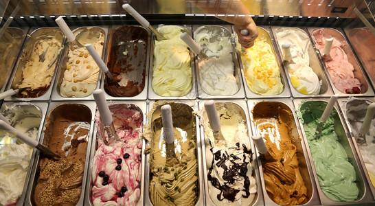 意大利冰淇淋店里有很多托盘冰淇淋图片