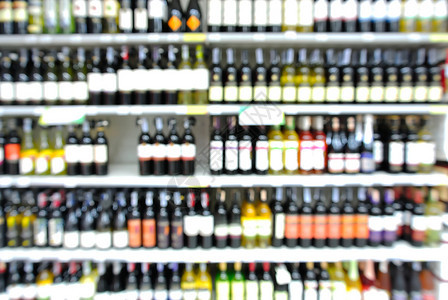 超市或酒类商店中葡萄酒瓶子的简表模图片