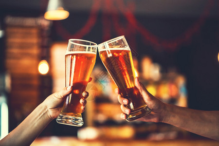 两个朋友在酒吧里端着淡啤酒敬慕尼黑啤酒节的美丽背景细粒软图片