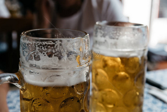 两个啤酒罐和模糊的背景图片