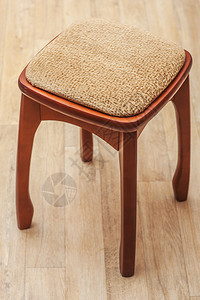 带软垫座椅的木椅位于镶木地板上背景图片