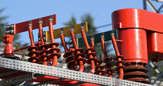 连接器铜布斯巴与能源生产发电站变压器的电线杆之图片