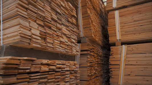 建筑木屋借助角工具户外特写测量松木条木条建筑厂木条的粘合将粘合图片