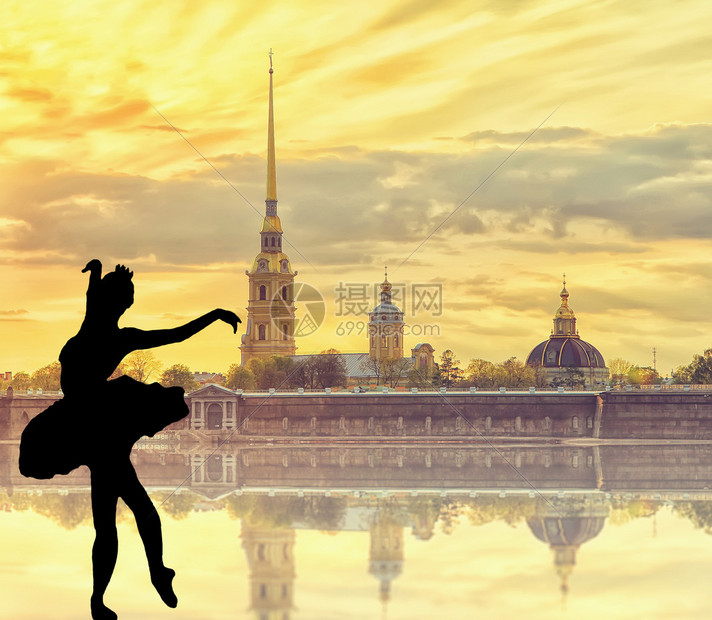 俄罗斯圣彼得堡圣彼得堡河的经典景象芭蕾舞团的休丽娜月光图片